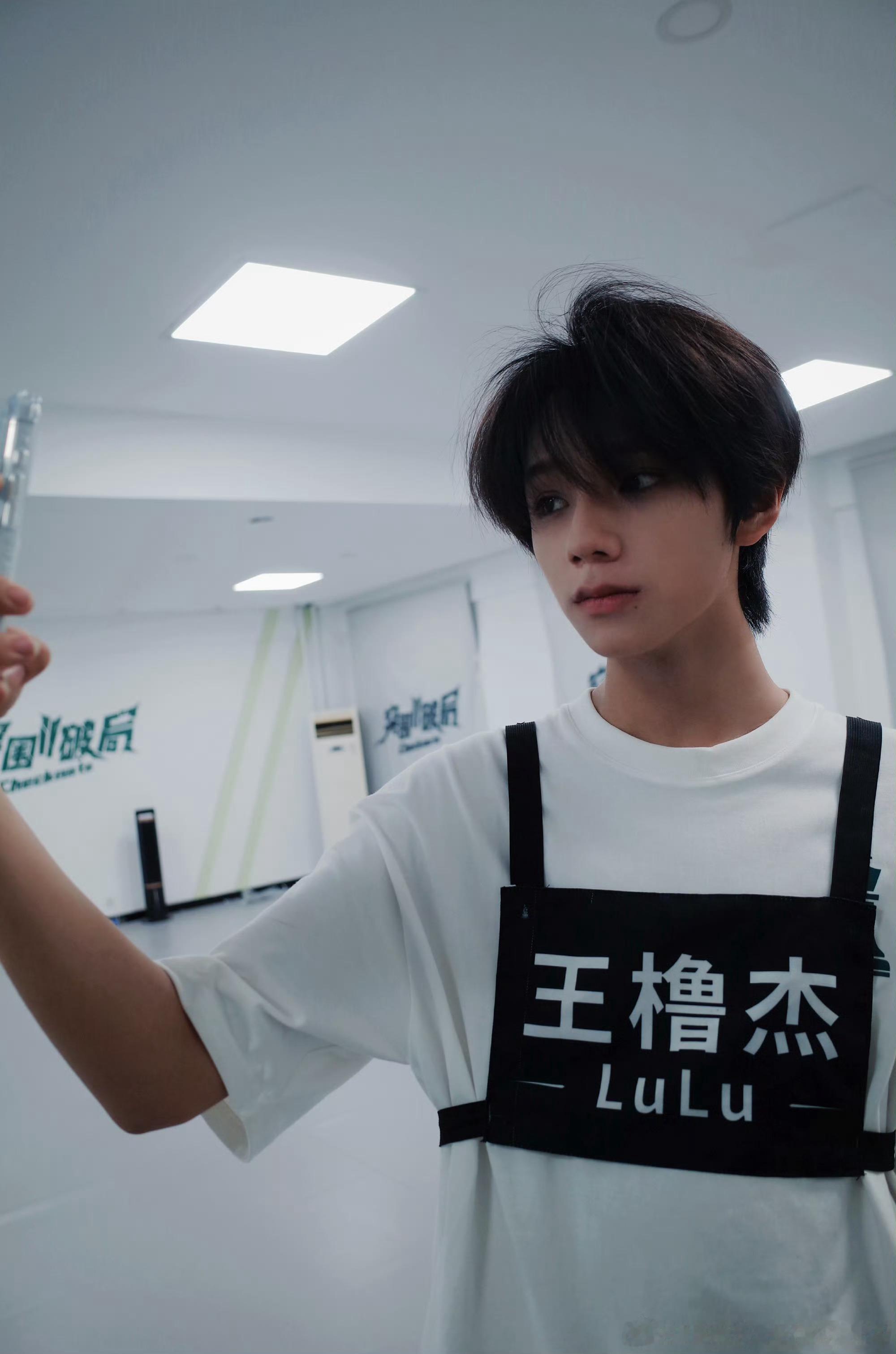 王橹杰说回来突围王橹杰运动会后回北京发文说，回来突围(ᗜ ˰ ᗜ)，lulu突围