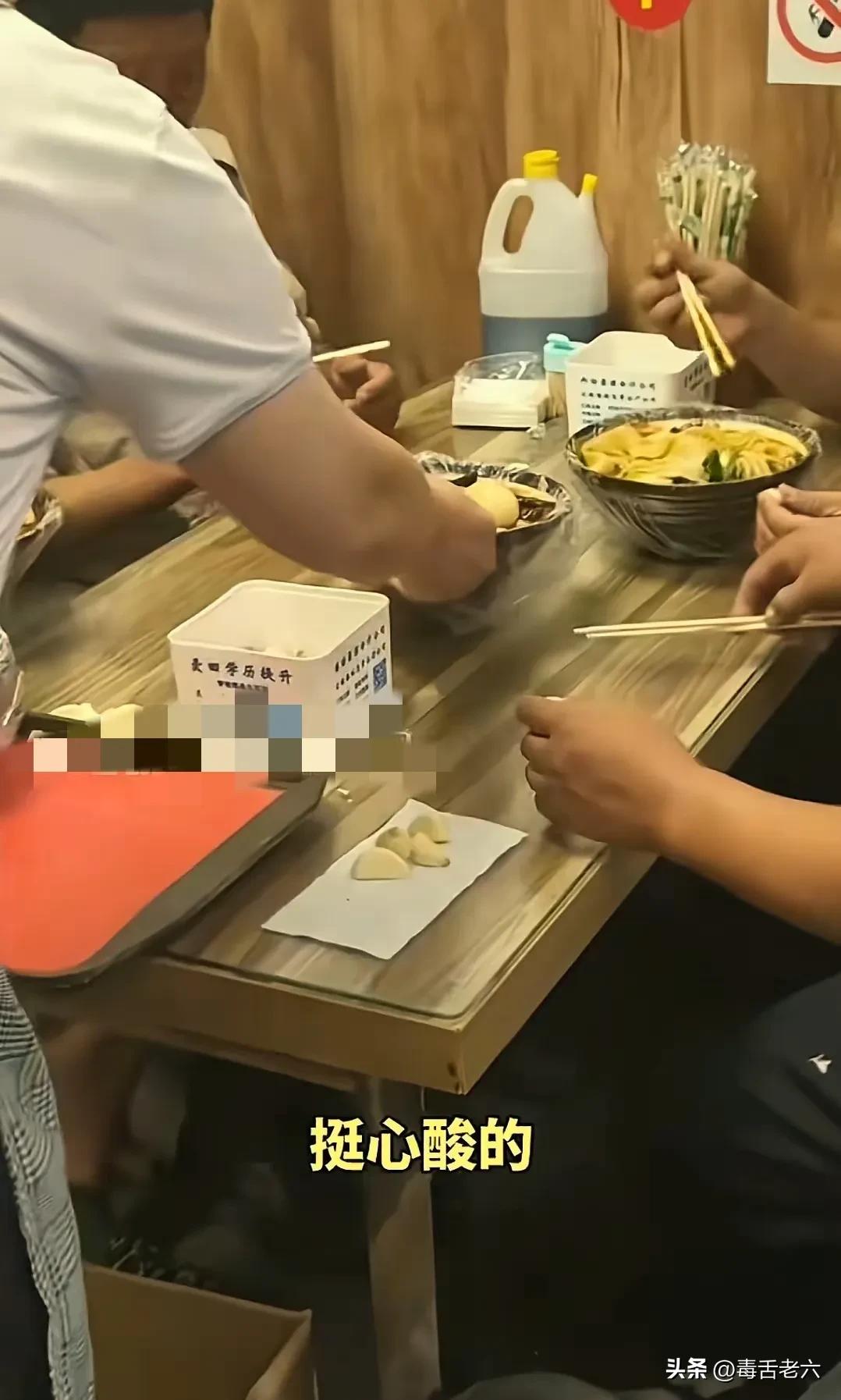 “这是真饿了。”河北，一女子刚走出超 市，突然被4位60多岁的大叔拦住，请求给点