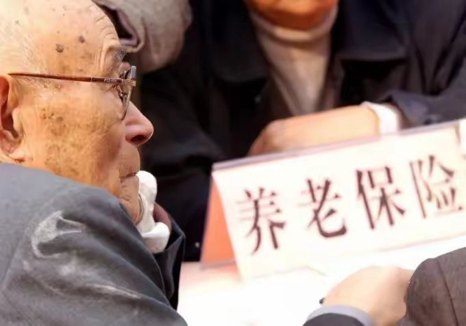 #父母困在没有退休金的日子里# 这篇小作文写得可谓平铺直叙，但却代表不什么，想说