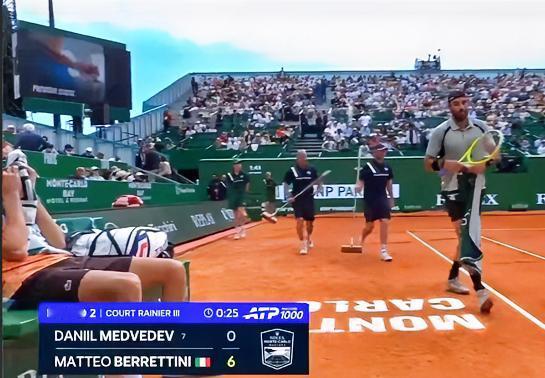 梅德韦杰夫这是怎么啦？
这是要奔吃双蛋的节奏吗？
刚说他有回春的迹象，这红土开场