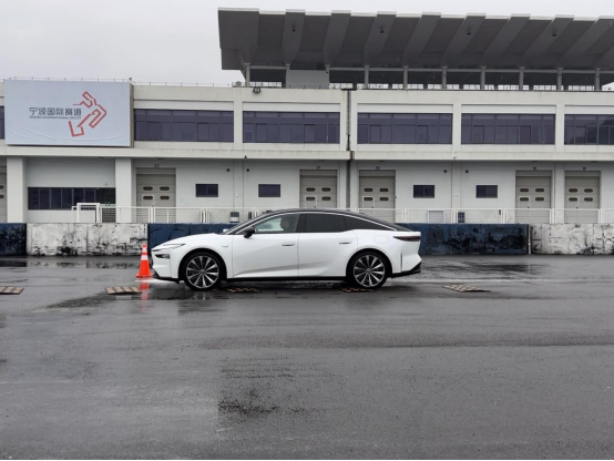 铂智7首轮动态测试开启，20万内纯电轿车终于开始拼质感了！以前这个级别的车，大家