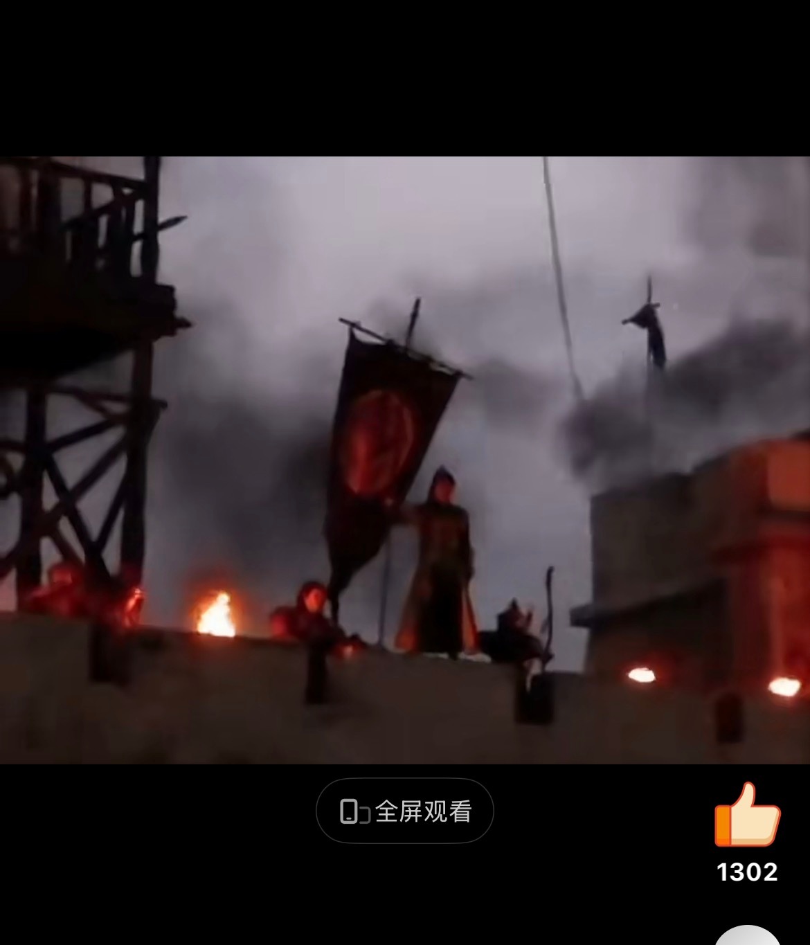 赵丽颖楚乔传城墙爆破花絮下面在救火，上面在威风凛凛不过这种大烟还有温度，那会穿铠