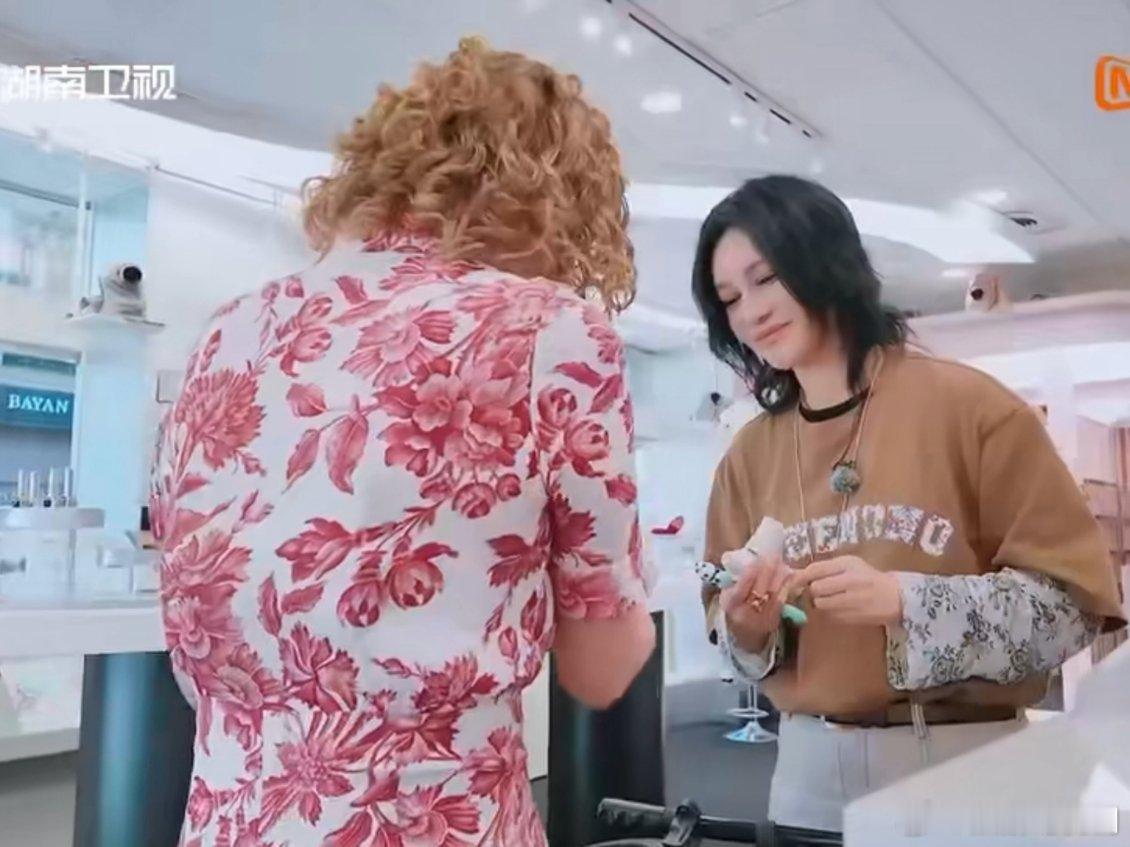 尚雯婕黄晓明一个会讲一个会夸尚雯婕黄晓明在给顾客化妆时一个会讲一个会夸，真的是男