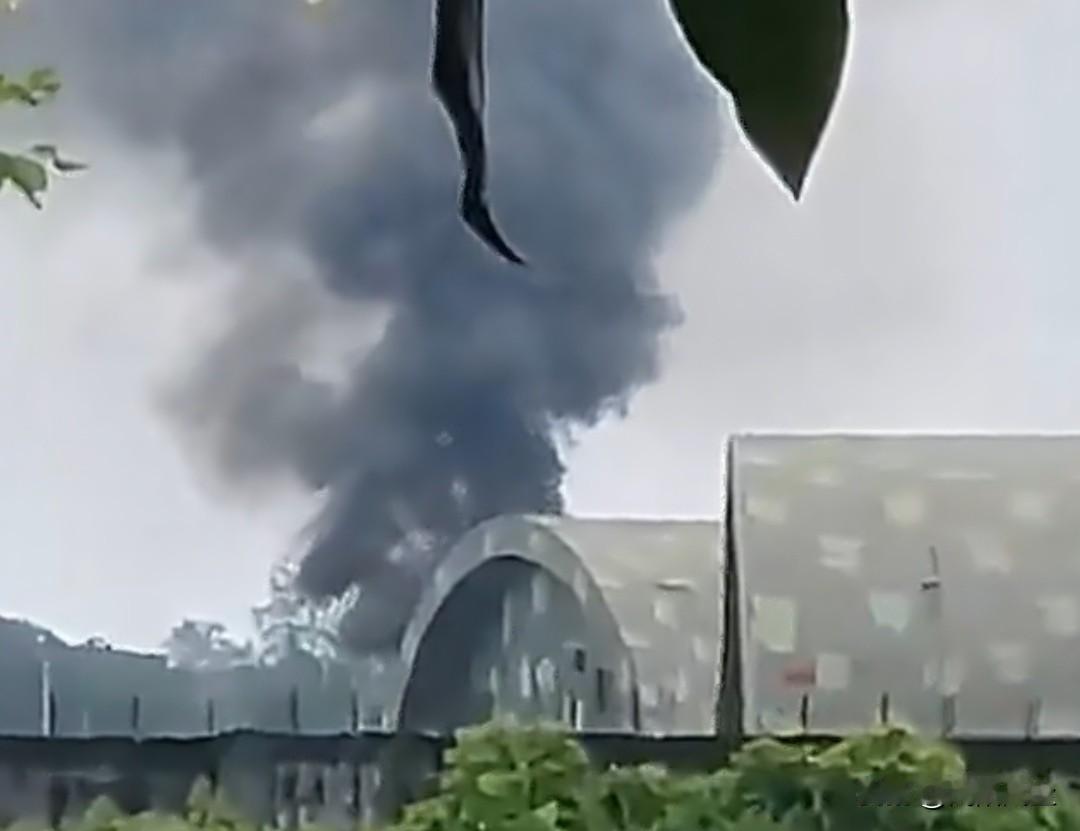 印度空军一架AN-32运输机在阿萨姆邦焦哈特空军基地着陆时坠毁并起火。

现场画