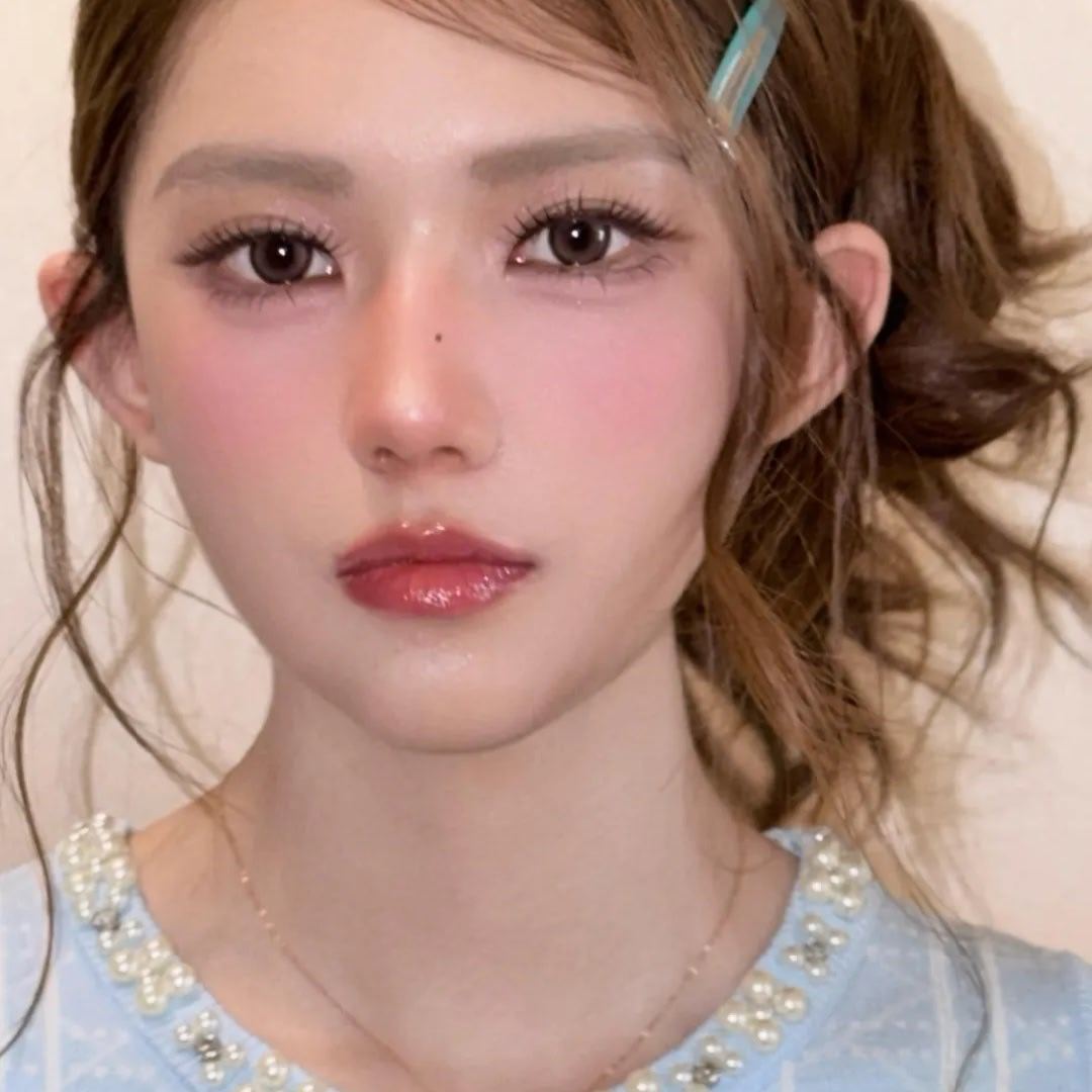 奶蓝甜系幼态妆，清透柔光底妆，皮肤呈现细腻水光质感粉调圆眼妆，纤长仙子睫毛，放大