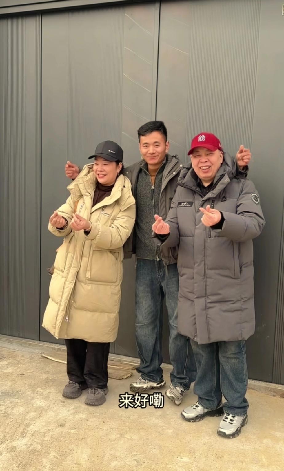 厉怀远的父母全力支持着他。年前，厉怀远还在安徽砀山忙工作时，厉爸厉妈再次赶到安徽