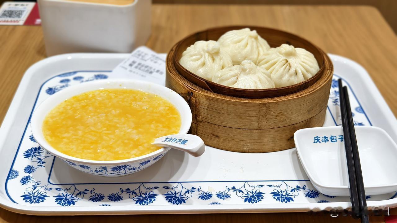 去城里办事，很快就办完了，看时间早，决定溜达溜达。
乘公交车来恭王府，到恭王府门