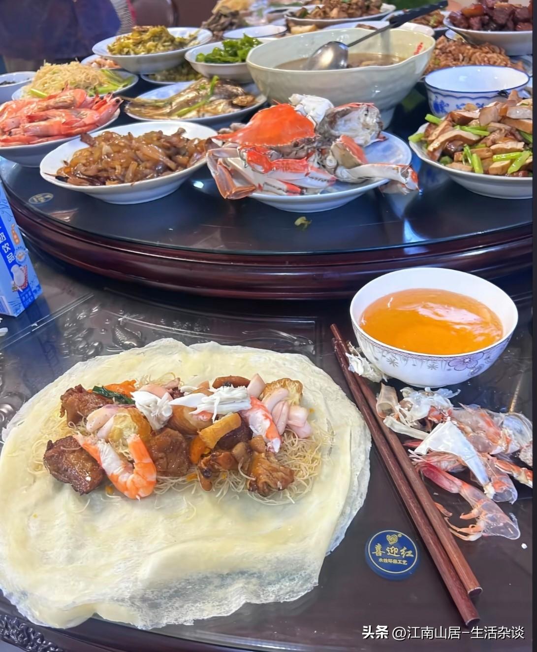 这桌菜上的小吃在浙江很特别，也很有特色，一看就是台州小吃，极具台州特色。范围扩大