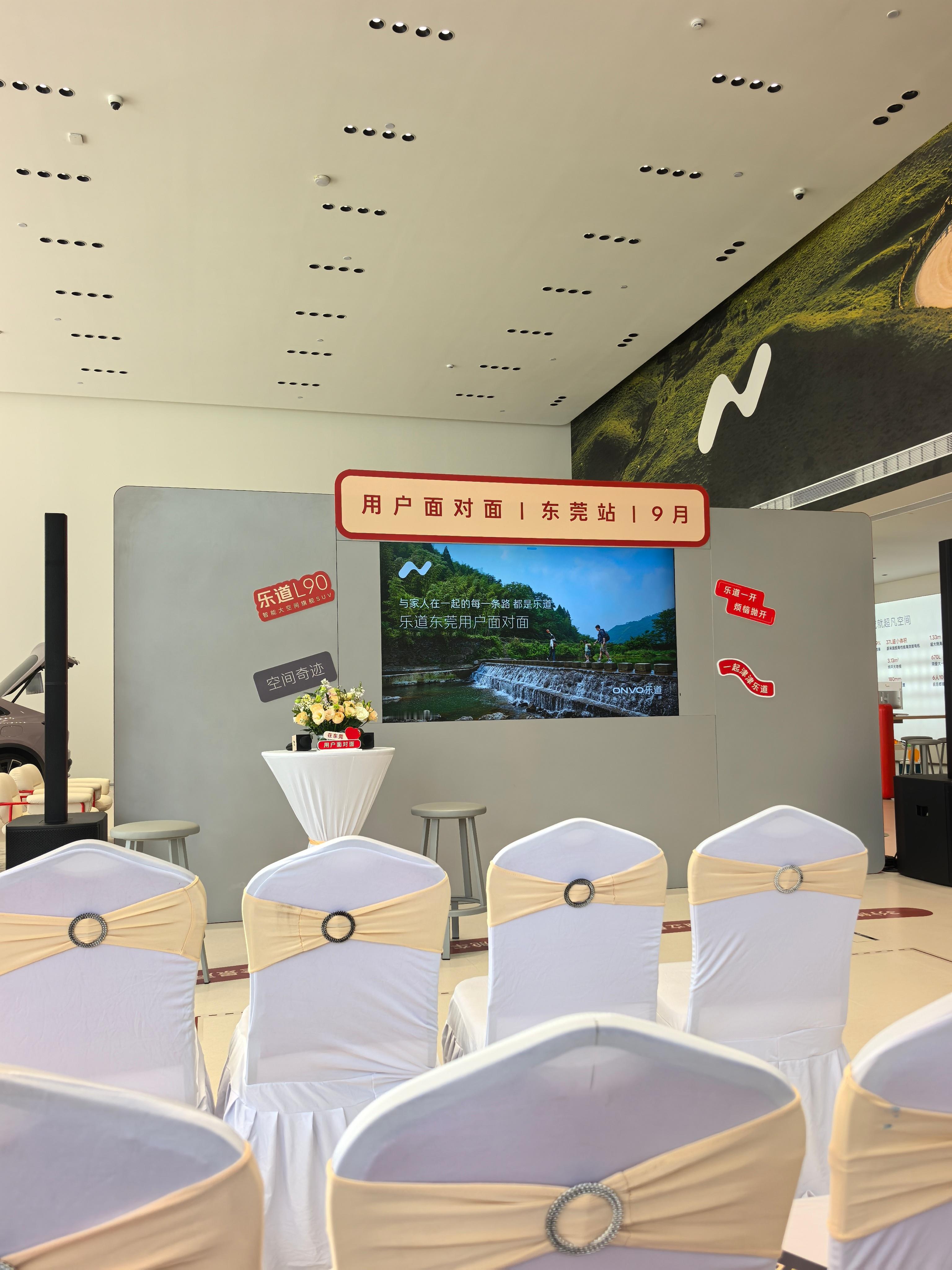 来参加沈博面对面，到旁边静态看了一下全新P7说实话，静态看车并没有太多惊喜，内饰