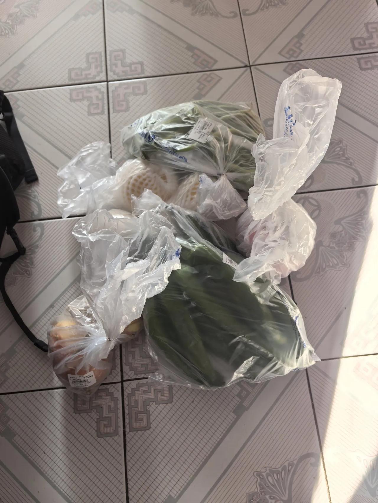 我觉得黑龙江县城幸福指数还是很高的，去了一趟超市买了蔬菜和水果，一共花了27.6