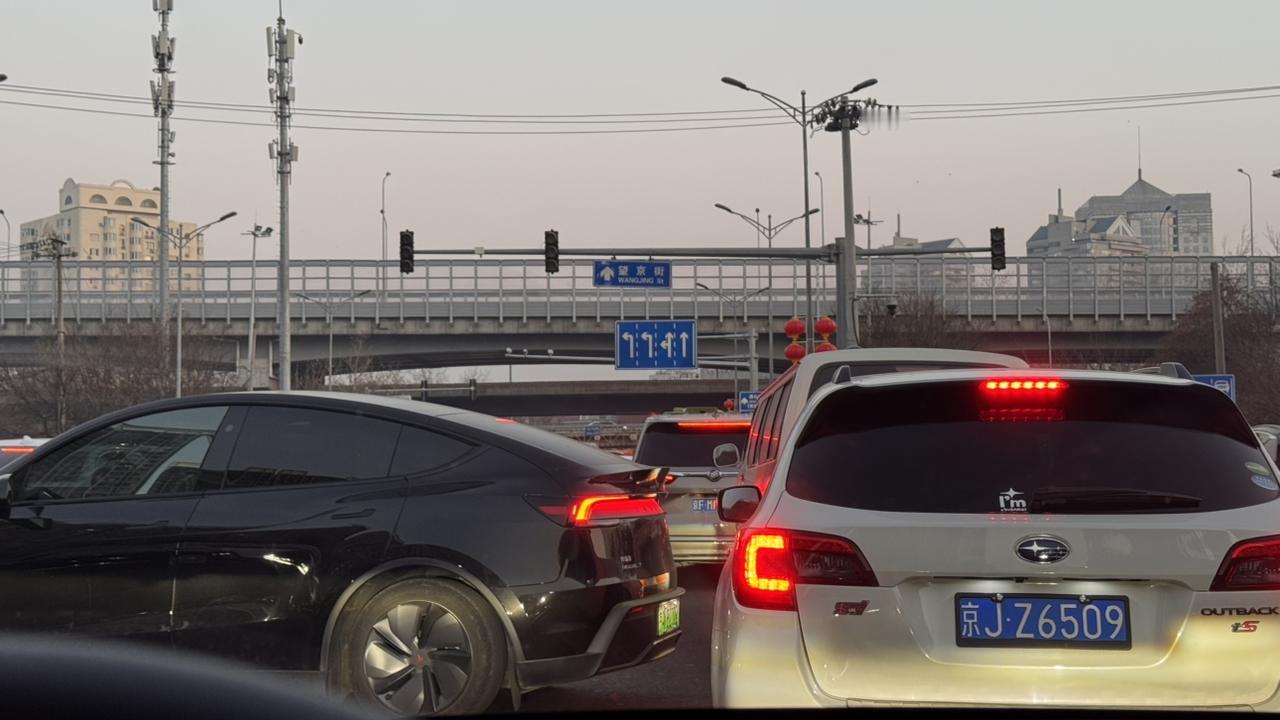 刚往西边走了一下高速
返乡的车流量已经非常大
跟平常放长假的车流差不多
但有一点