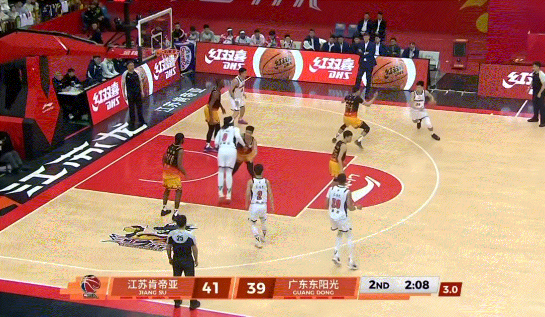 崔永熙连拿5分，好球！这一招一式有科比的影子啊，潇洒！江苏男篮vs广东男篮