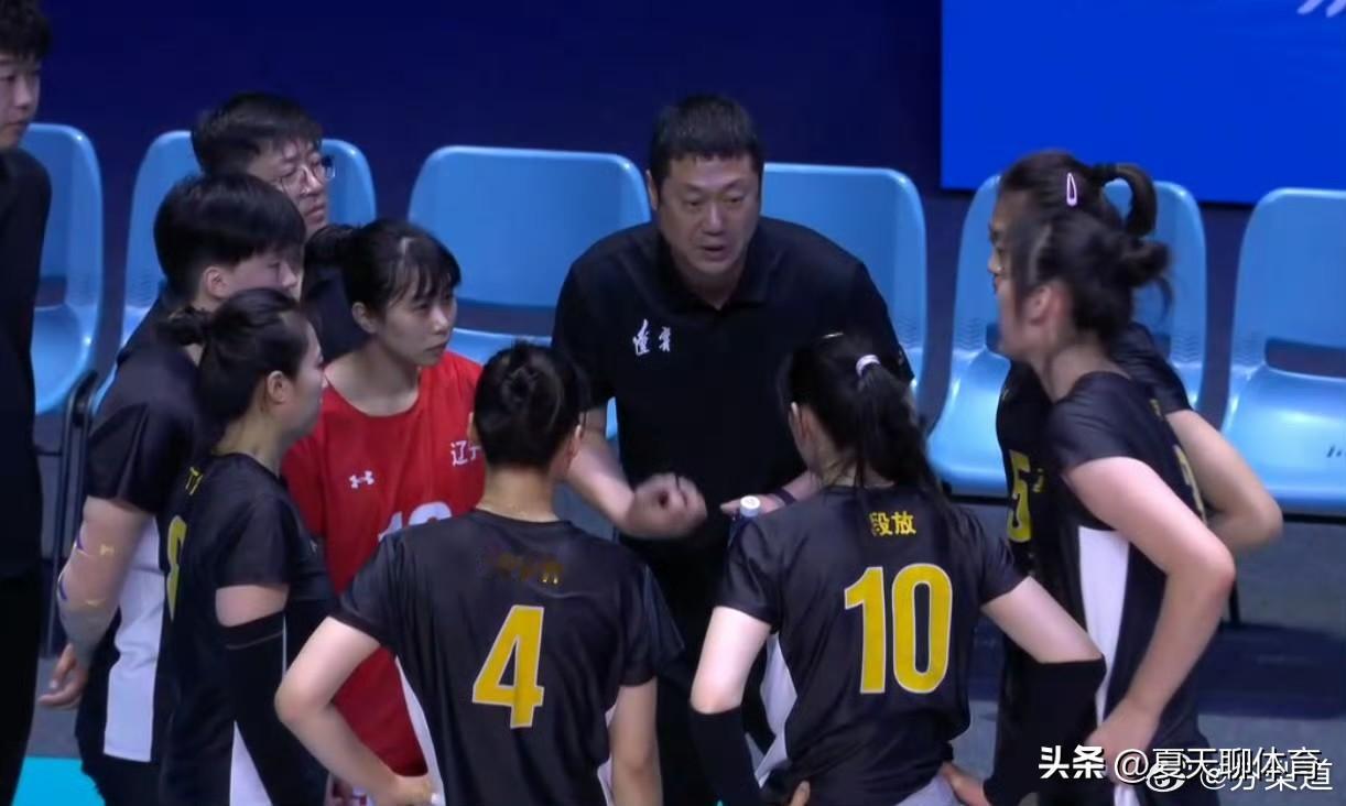 天津女排第二局终于醒了！该辽宁女排的一传发疯了，两边轮流着来发疯，第二局比分跟第