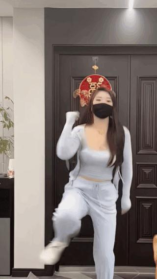 豪放不羁，
不拘小节的美女！