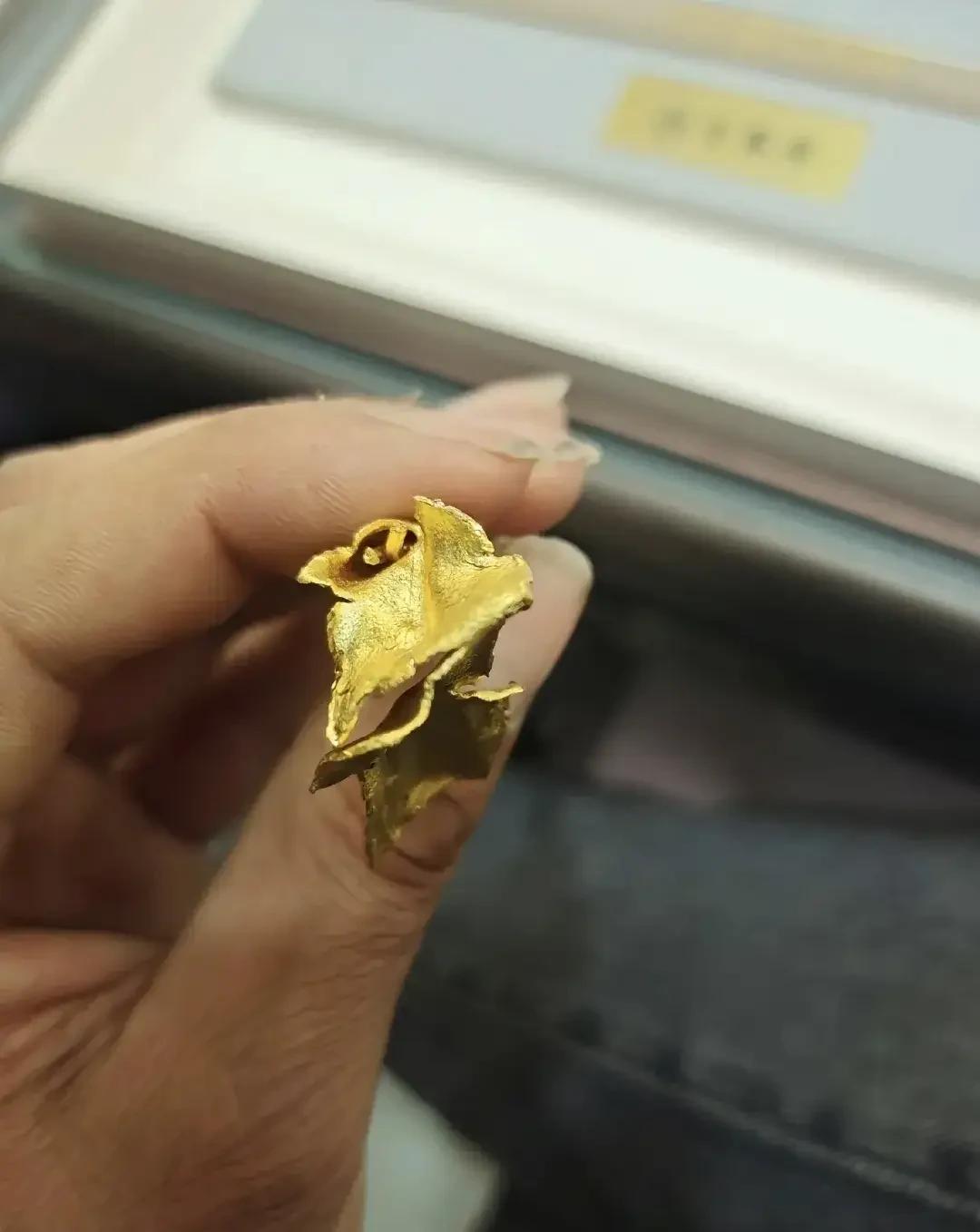 “偷工，没减料”！男子花2万元买了老凤祥的金镯子，里面响叮当，剪开后发现，内藏两