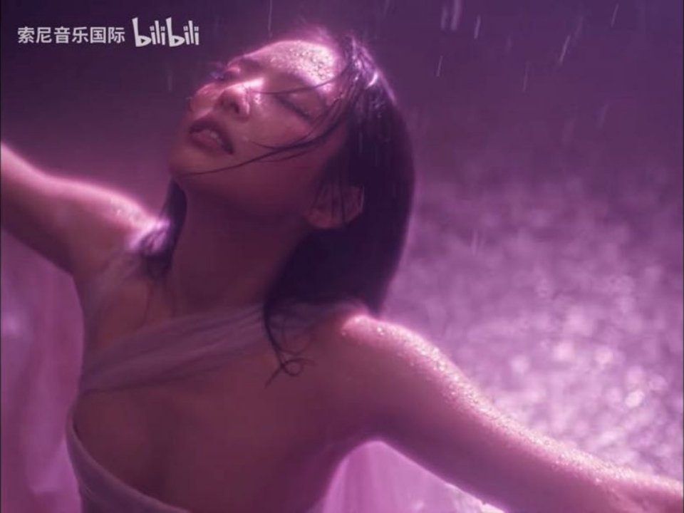 Jennie新歌MV疑似再次走光，这次也是胸贴吗？ ​​​