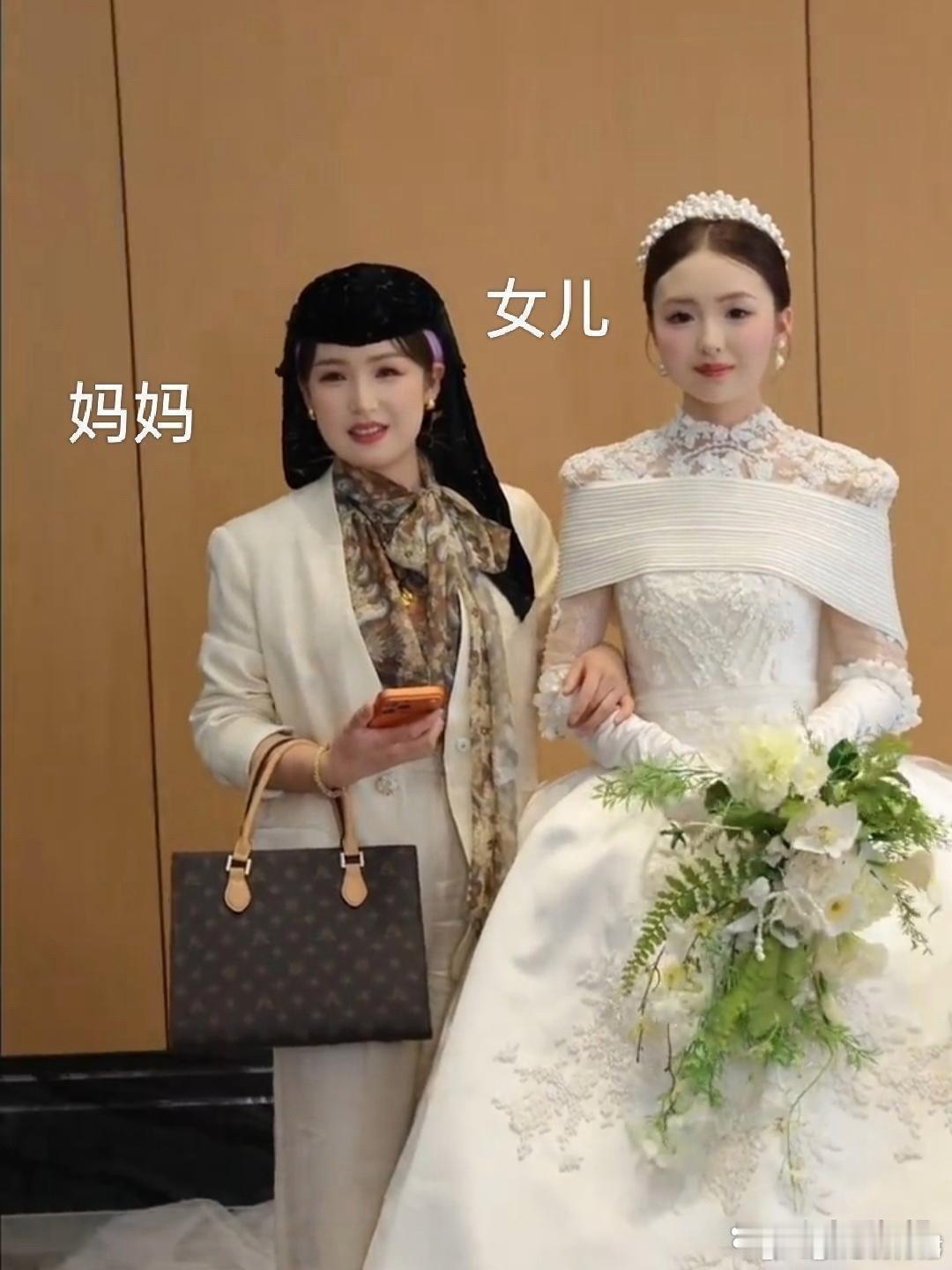 新娘的妈妈才32岁，回族人好漂亮。 