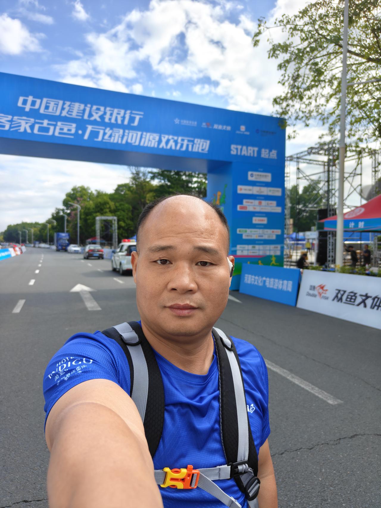 骐骥驰骋，势不可挡——骆林喜第102场马拉松！
贺州市有一位牛人，跑了100多场