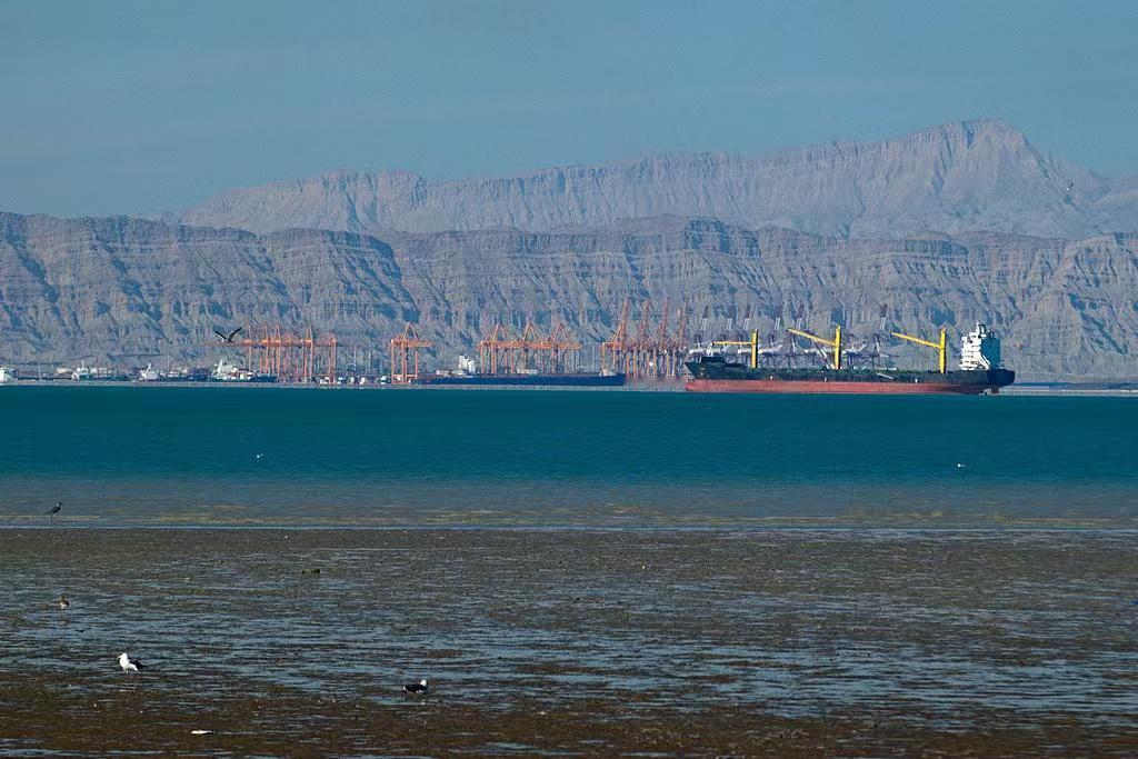 24小时拦截8艘油轮！美军狠下死手封锁伊朗，中东局势彻底失控！美伊首轮谈判刚彻底