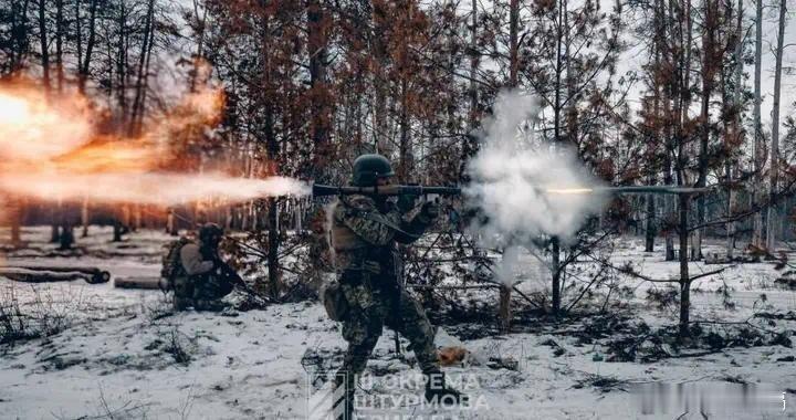 凤凰新闻【战线突然崩溃：乌军闪电突袭夺回大片领土，北约真下场了？】【军武次位面】