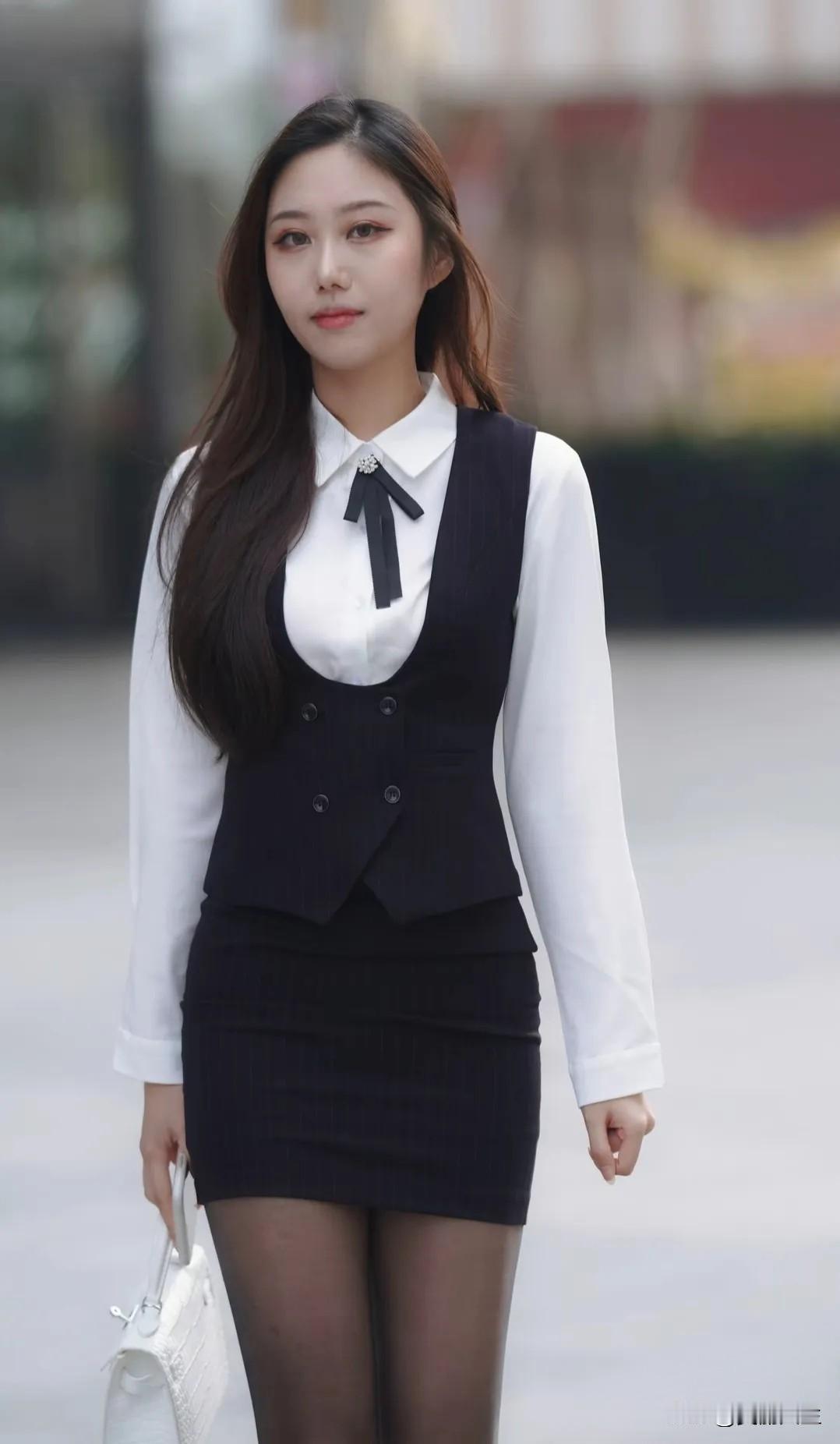 市外桃园，去年被这里的乡野新中式戳中——小木船漂在池边，古琴藏在银杏叶里，木桥连