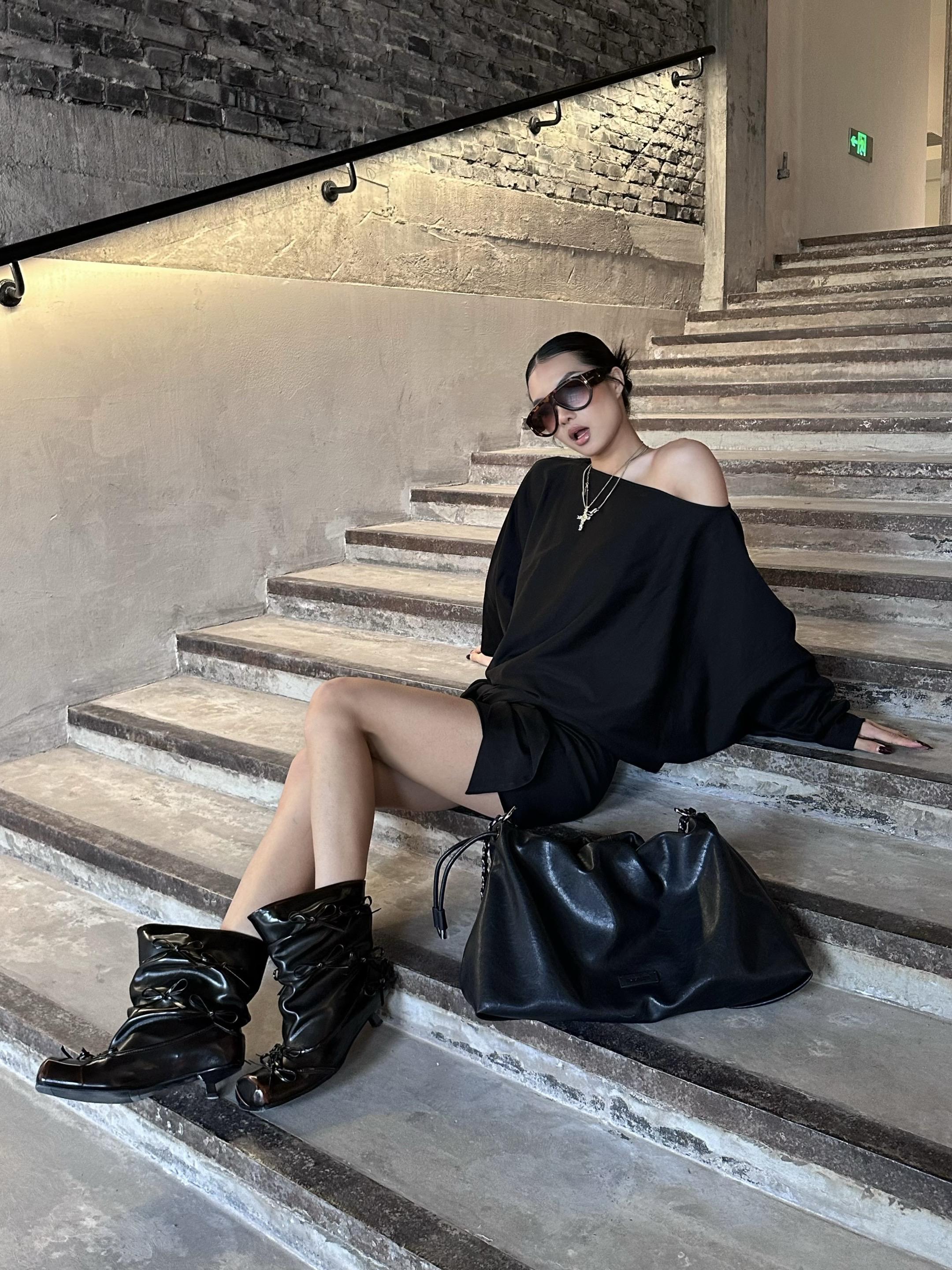 她大我三岁 有着大姐姐的干脆。