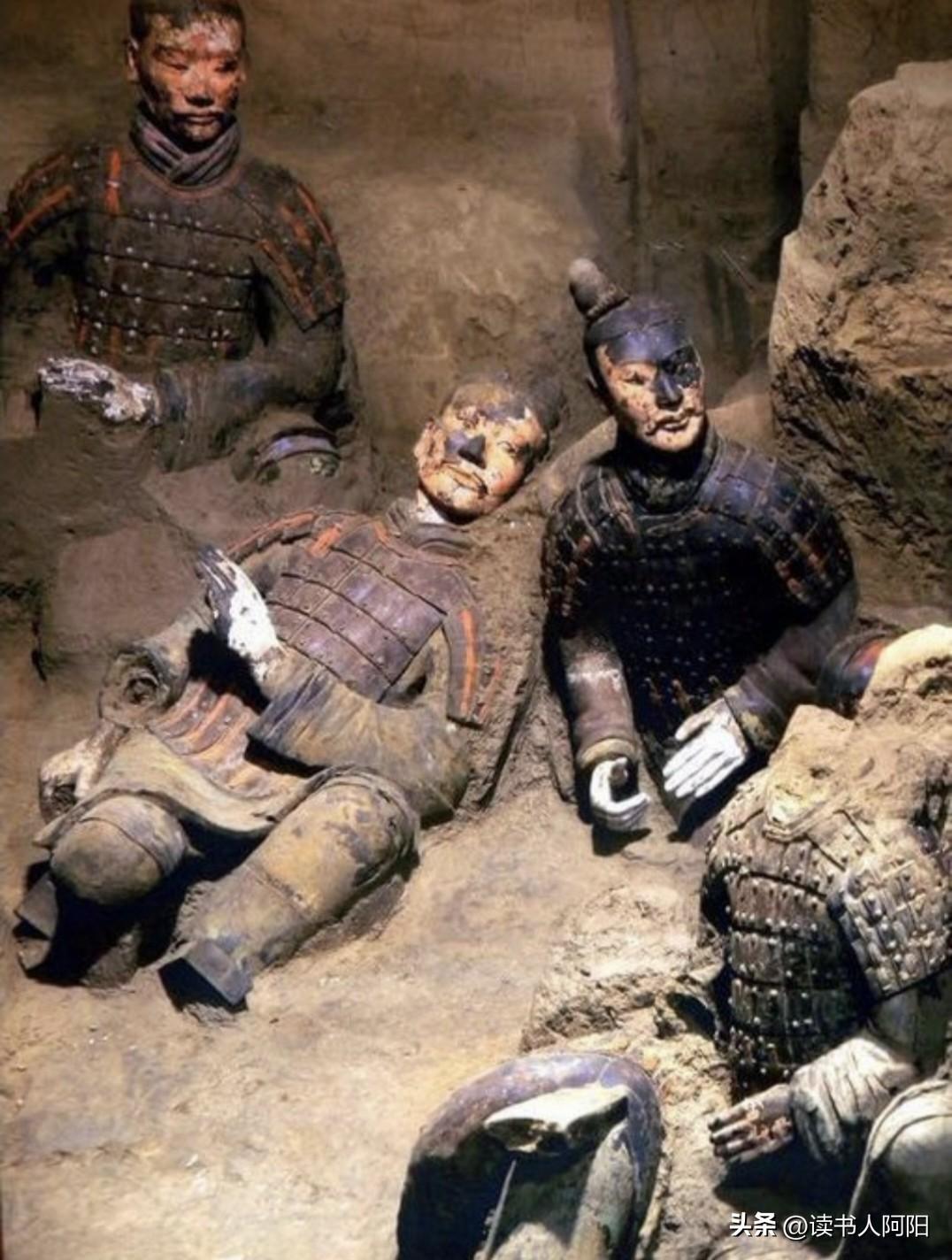 1974年，兵马俑被发现！
它刚挖出来的一瞬间是下图这样的！
栩栩如生，尤其是那
