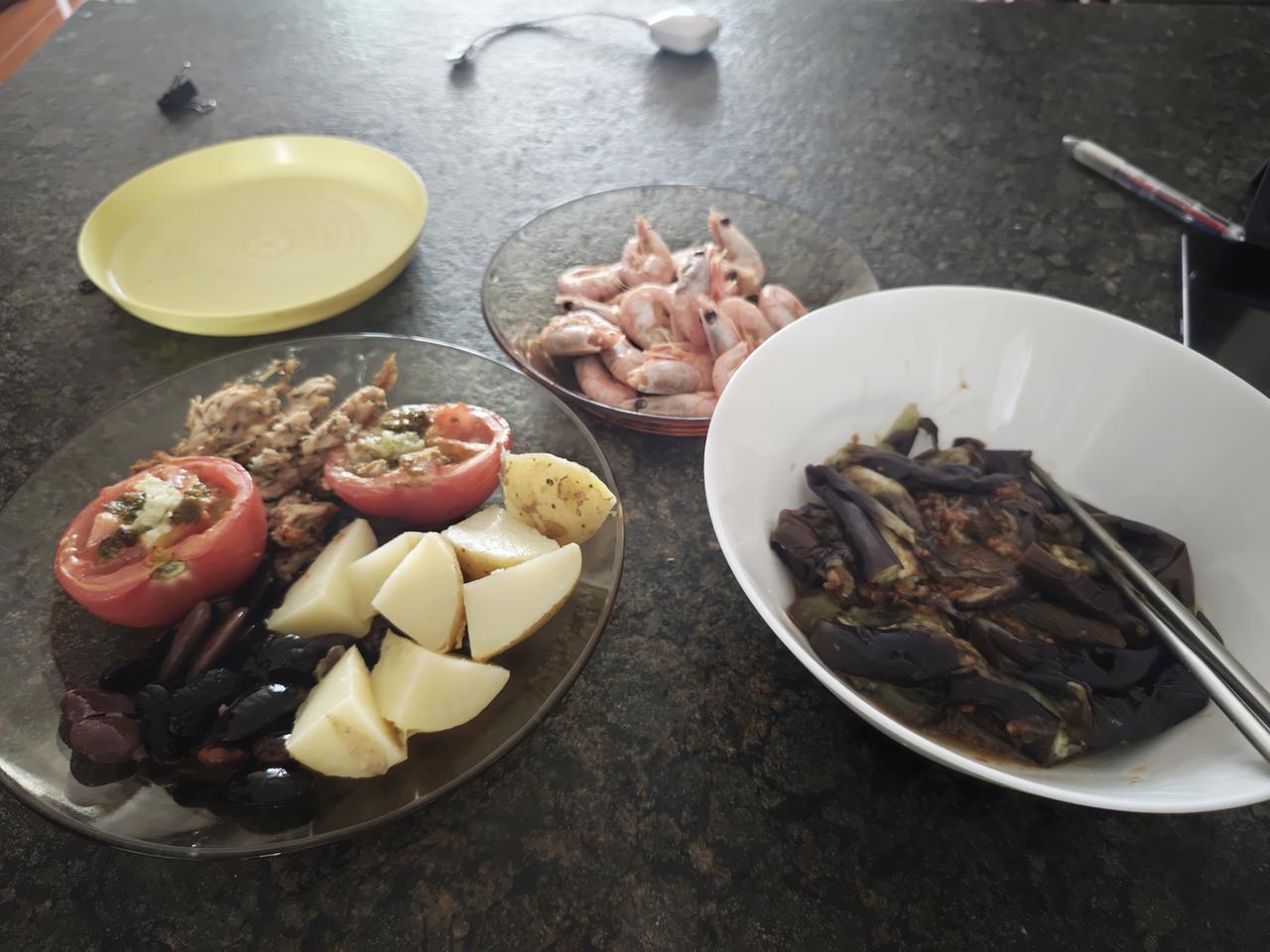图1是午饭。蒸茄子，烤番茄，鸡胸肉，白灼虾，主食是土豆和豆子。
图2通常是我下午