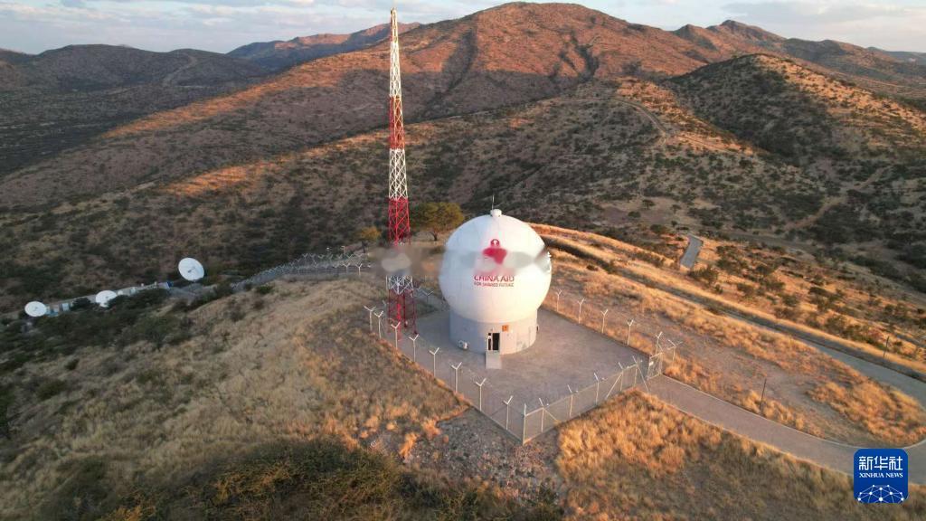 新华社报道，中国周四在纳米比亚首都温得和克郊外，向该国政府移交了一座援建的卫星地