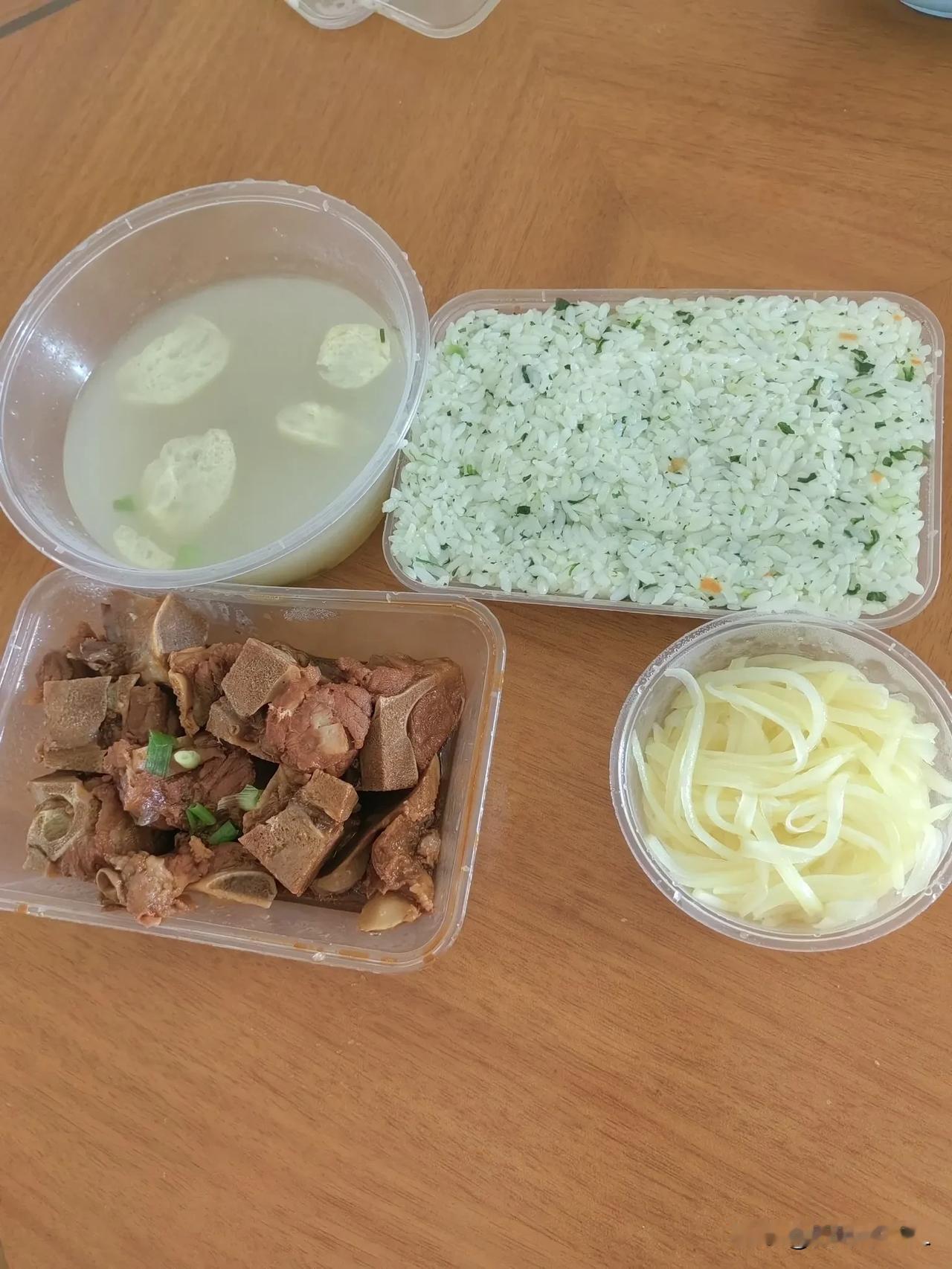 晒一下午餐，菜饭骨头汤，十八元一份，味道还不错。