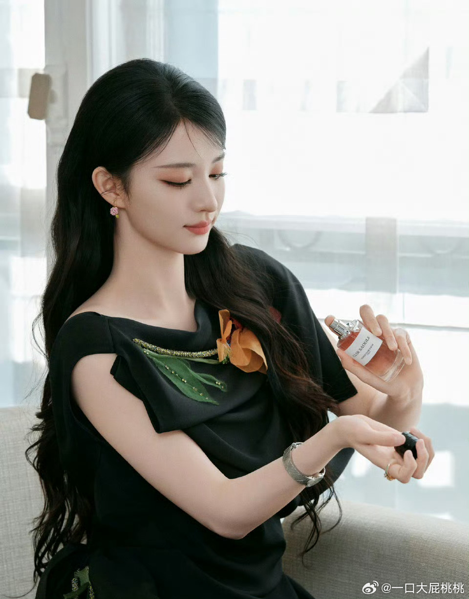 美🚢看秀图专门拍了Dior的香水 