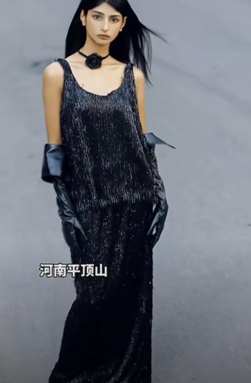 2002年，一对河南平顶山夫妇，在巴基斯坦务工时，在街头旧纸箱里发现了一名孤儿。