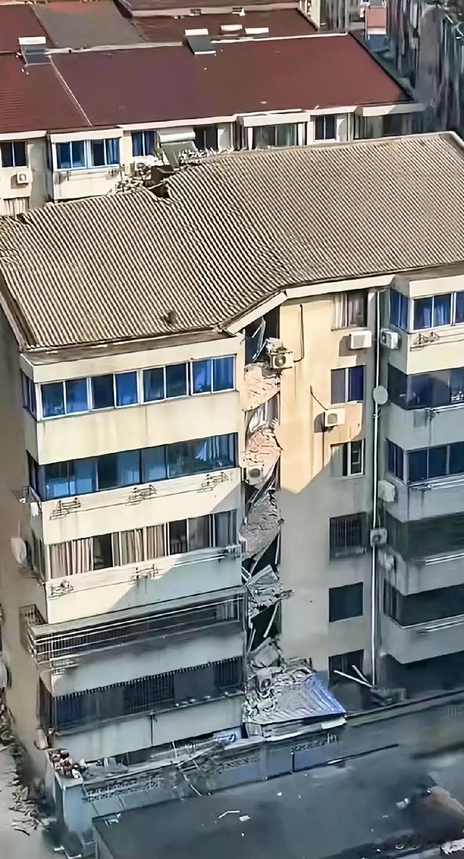 江苏丹阳台阳小区这老楼一塌，不是拆的问题了，边上都是老房子，都要跟着受影响，都成