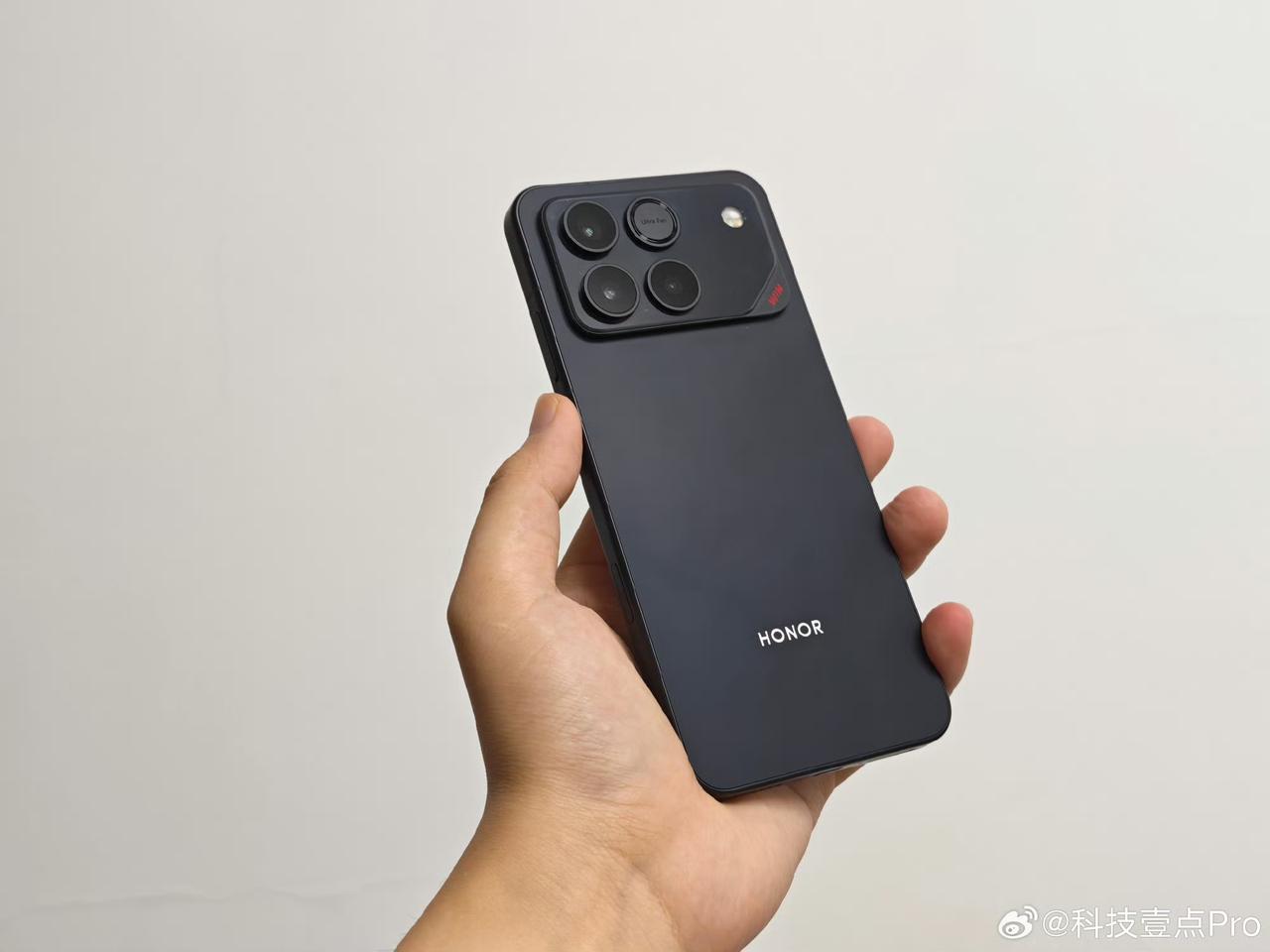 回想当初荣耀WIN系列打出大电池+内置风扇的组合，当时网上不少声音都在说手机内置