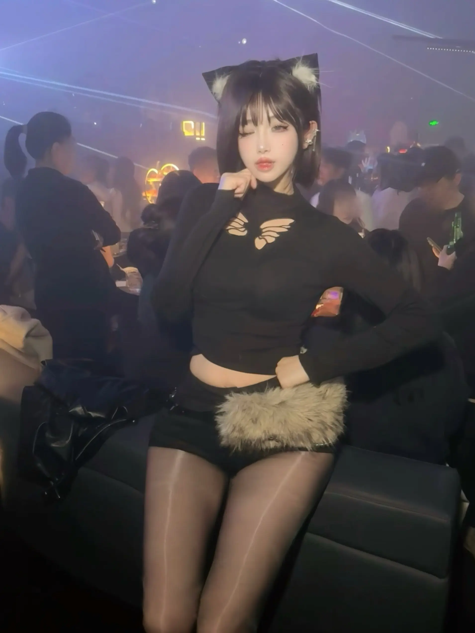 第一次去酒吧，被保安拦下来了他说。深情的人不该来滥情的地方