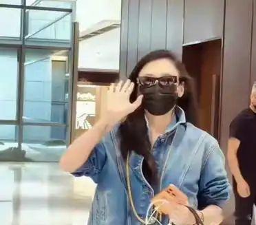 张柏芝青岛美翻！包袋低调奢华，岁月从不败美人 