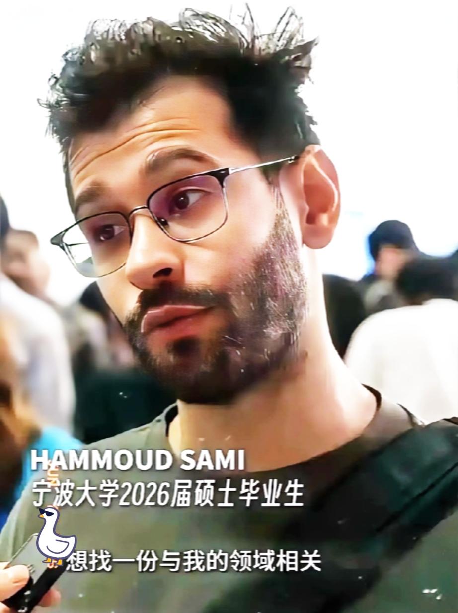 看到宁大帮留学生找工作、娶媳妇这事儿，心里真是五味杂陈。

新闻里说，留学生在校