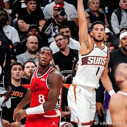 《太阳二当家杰伦-格林对布克满是不满，球队主场105-108惜败雄鹿，尽管杰伦：