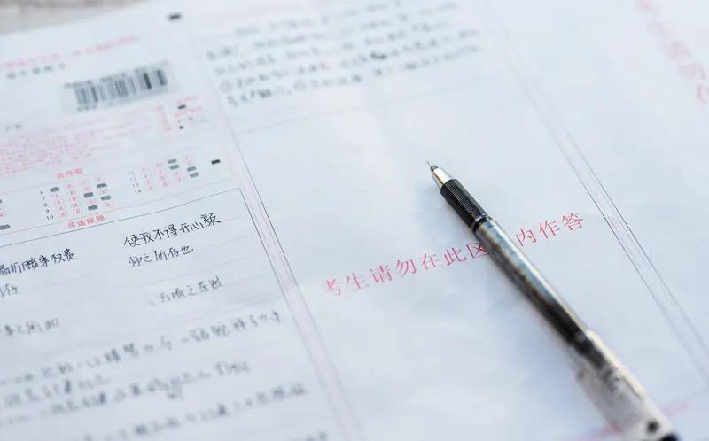 高考语文零分是怎么得来！
     那天做地铁，听两个大朋1友聊天！其中一个给另