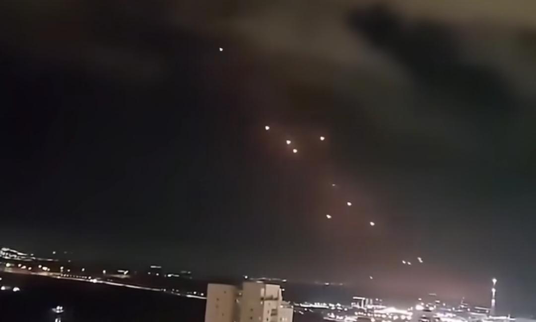 古代有"夸父追日"，今有"博主追导弹"。
     在网上看到一个中国博主，他在