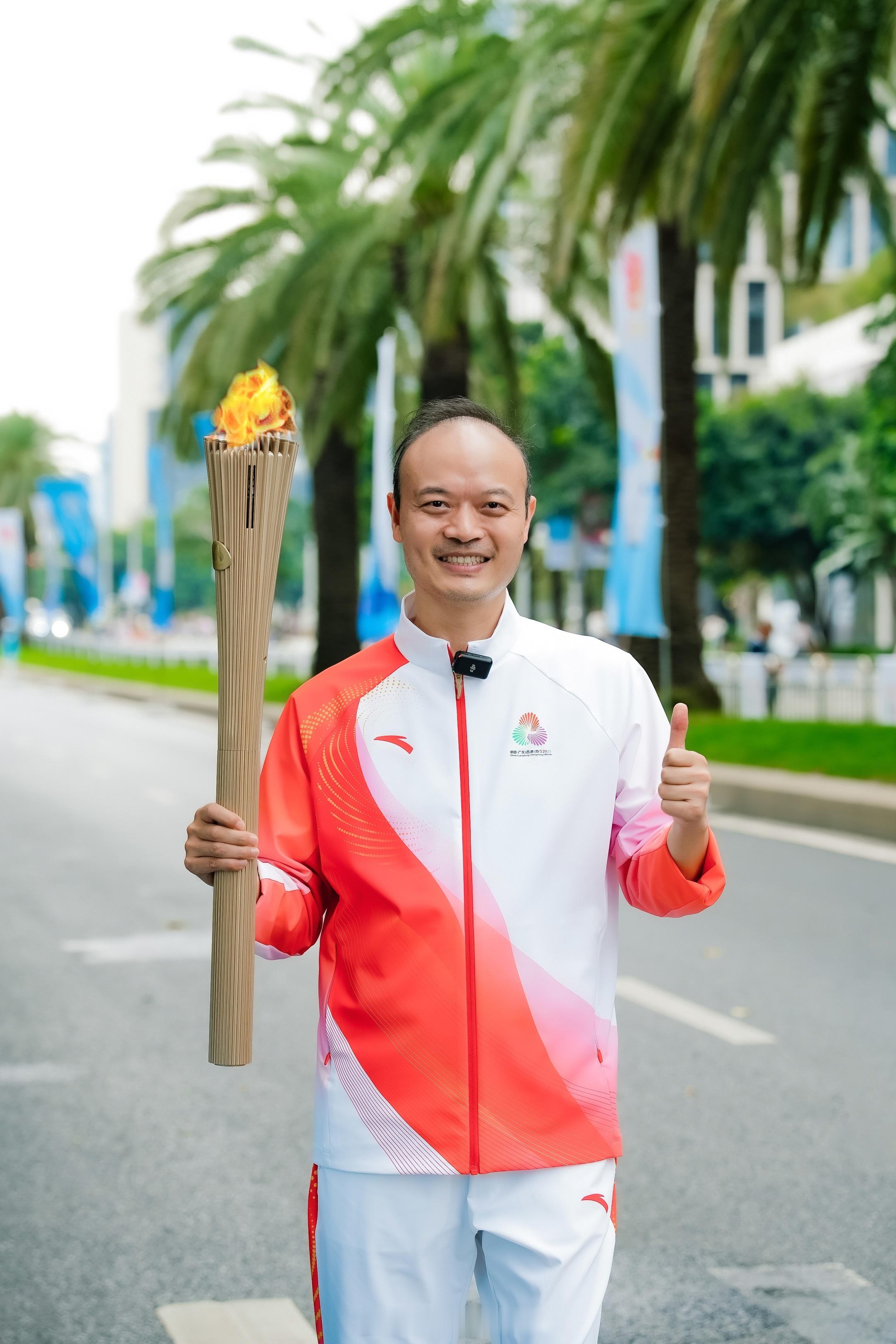 腾势N9领航十五运火炬传递十五运圣火，辉映大湾区，腾势N9总指挥车全程领航，腾势