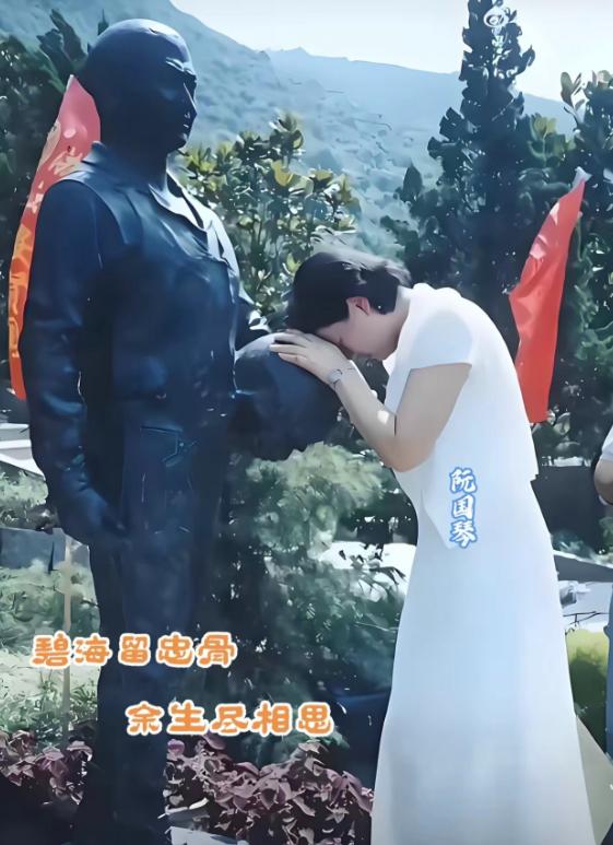 2003年，王伟烈士的妻子阮国琴在丈夫的铜像前久久不愿起身，泪流满面，至今未改嫁
