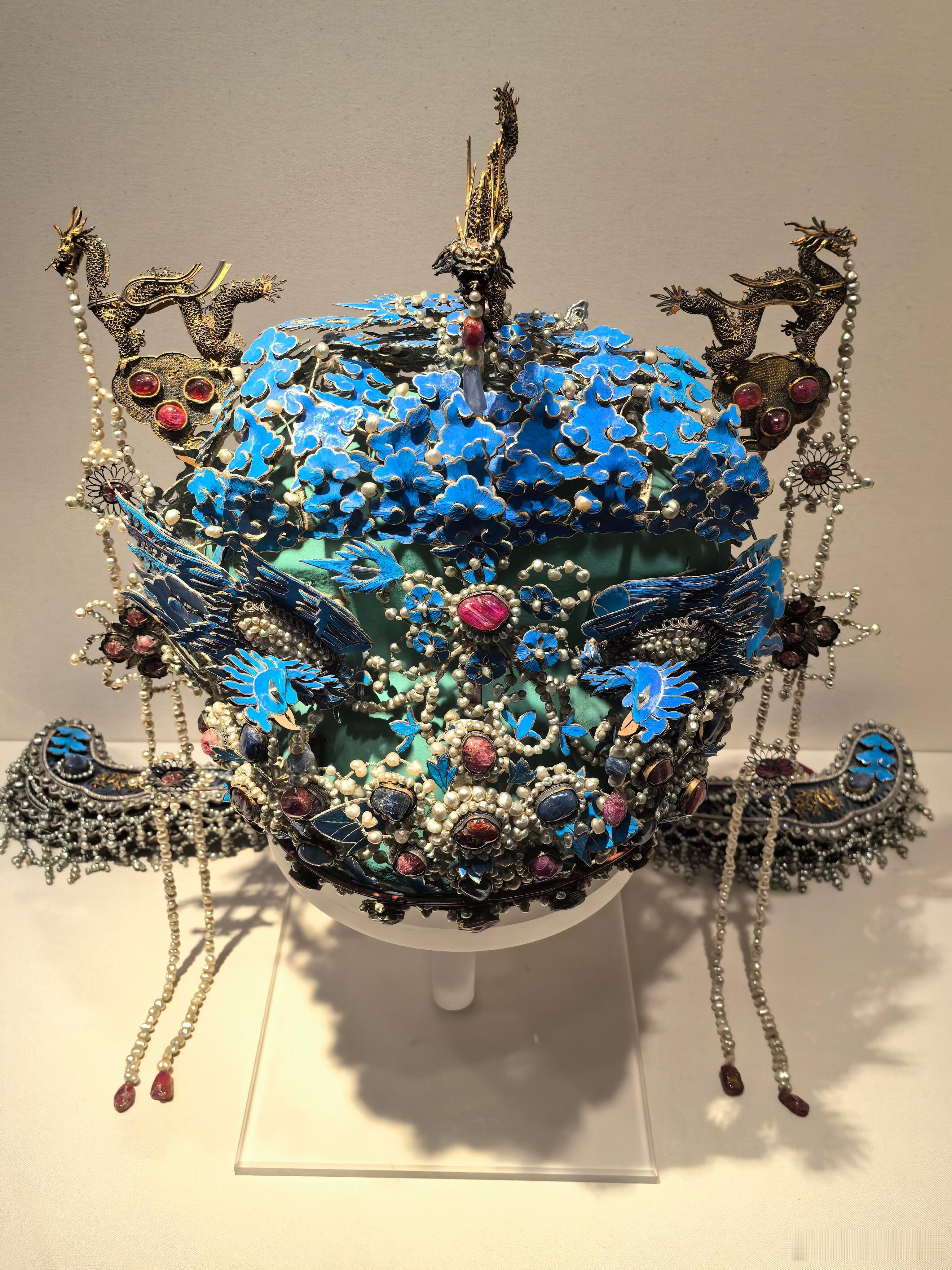 中国历史‖历史知识💎这顶从定陵里挖出来的三龙二凤燕居冠，简直是明代珠宝工艺的“