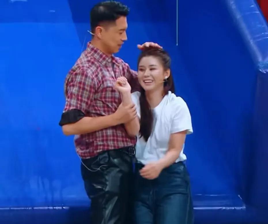 现实版中年夫妻的摸头杀来了，王雷对李小萌真是像女儿一样宠着呀，新一期《王牌对王牌