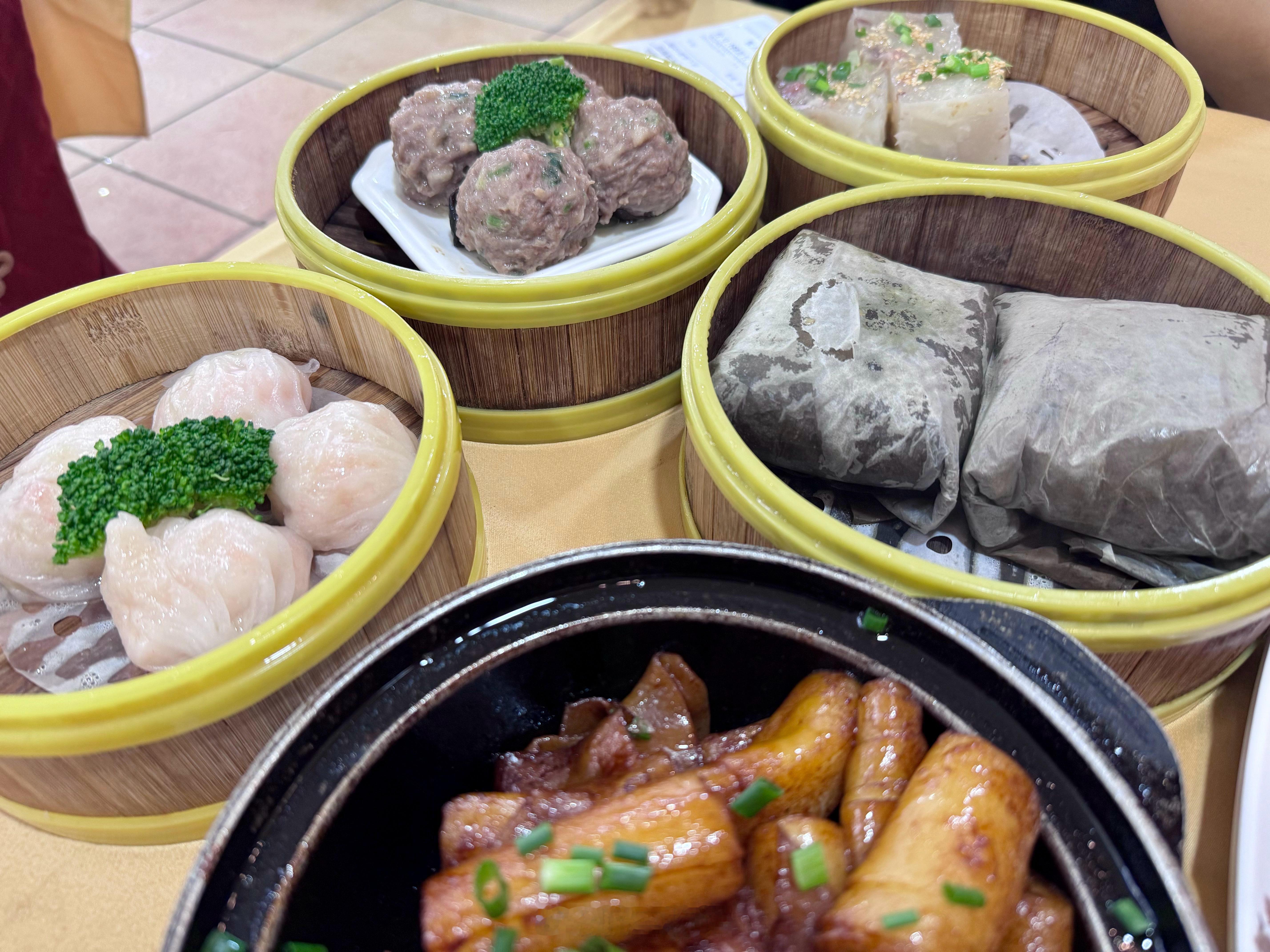 夜深了，美食物语再次上线[喵喵]分享一家前天在珠海吃到的这家叫利苑海鲜酒家的老字