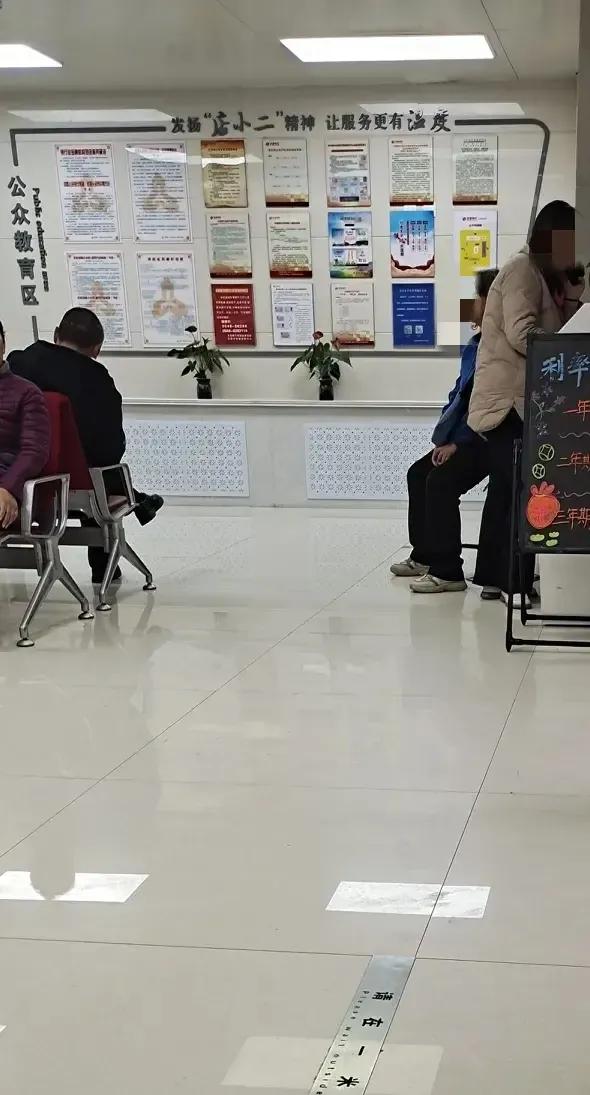 东营退休的暖气补贴发下来了，和老妈去银行交上了暖气费。


老妈很执拗，每年交暖