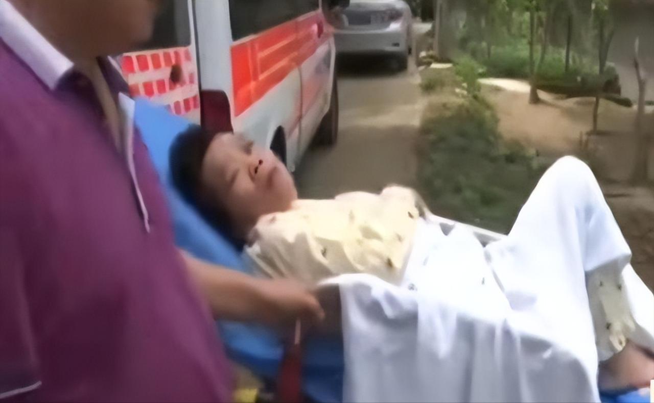 无情抛夫弃子重组家庭23年！现在瘫痪在床怕连累现在的丈夫和亲闺女，干脆叫救护车把