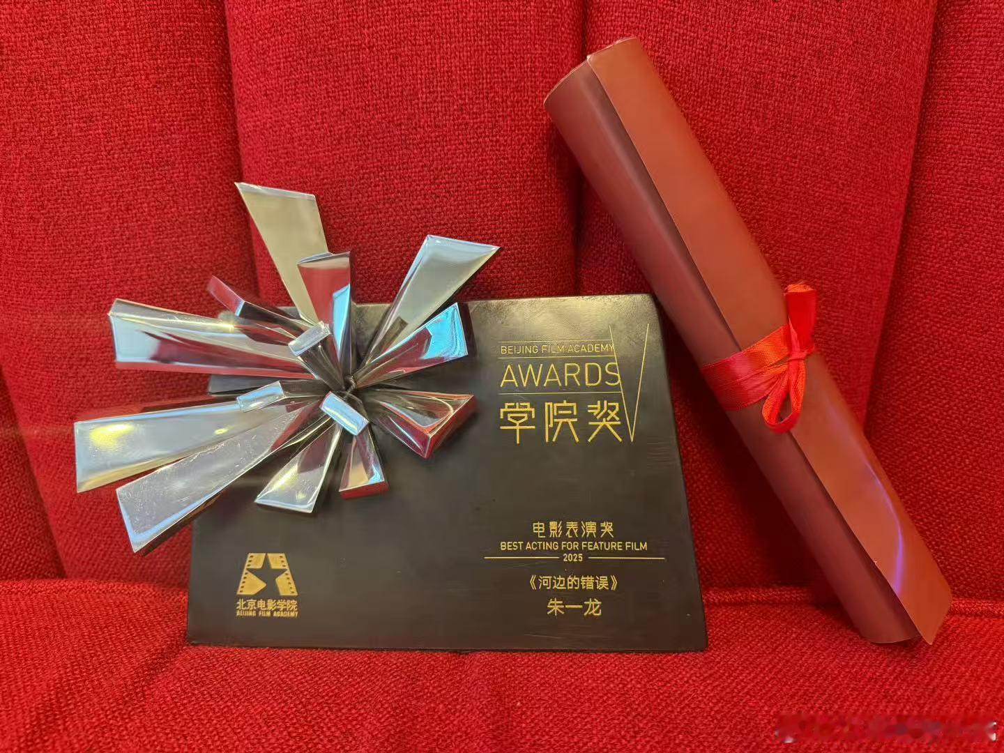 朱一龙晒与金字塔合影 朱一龙晒与金字塔合影朱一龙，特别棒特别真诚的一位演员 期待