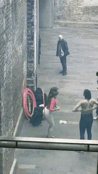 哈哈～不看不知道，世界真奇妙，臀部也能转呼啦圈。
她是怎么做到的？