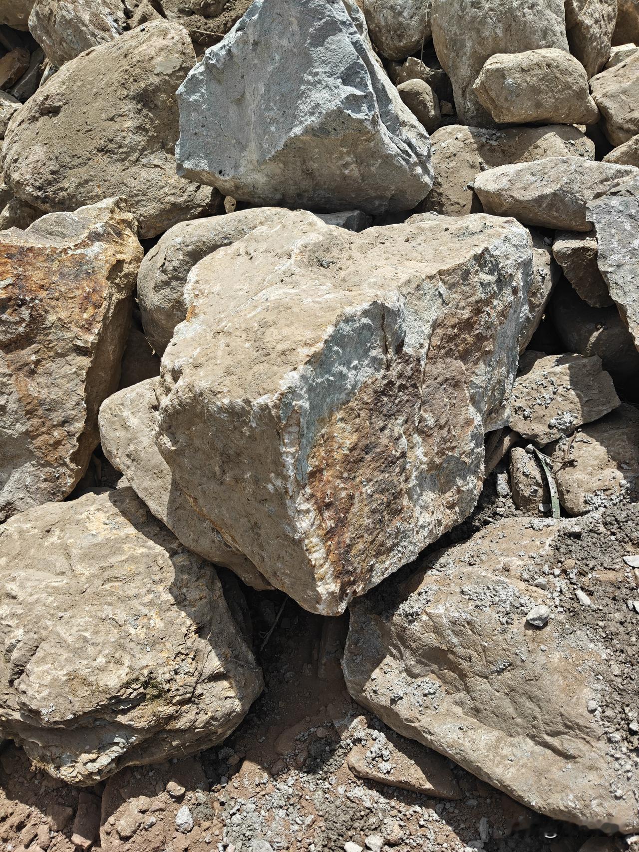 监理在工地常被“不待见”，核心是权责不对等、立场有冲突、行业现状复杂。监理受甲方